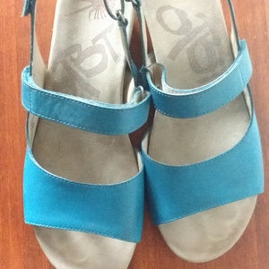 OTBT Santa Cruz Teal Blue Sandals size 9.5